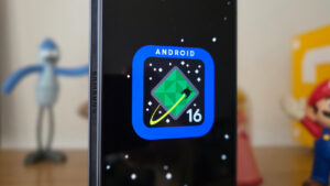 Galaxy Z Fold 7 semiaberto com a tela do Android 16