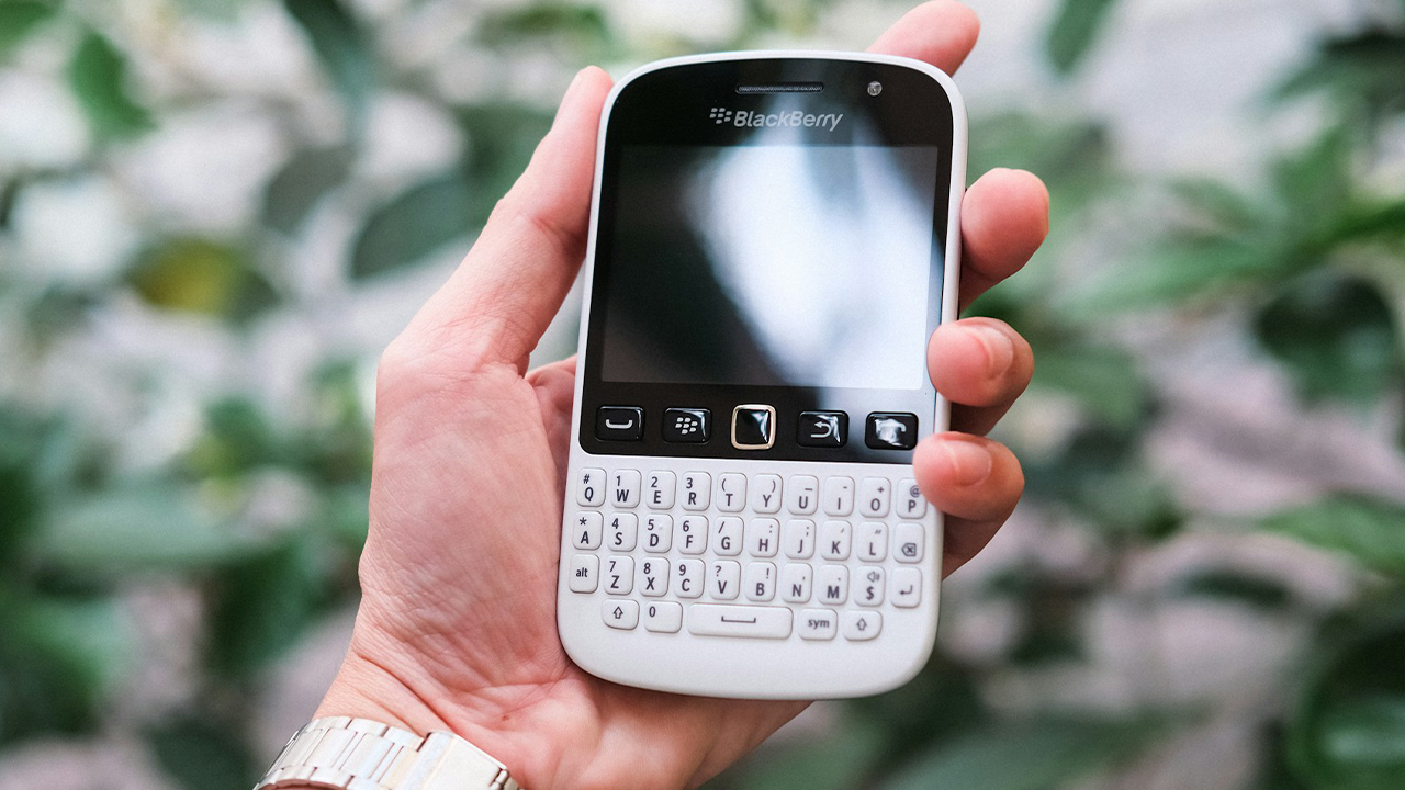 Volta do teclado físico? BlackBerry pode voltar em 2026 sob nova direção
