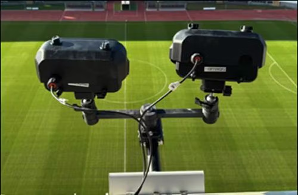 iPhone 16 Pro são distribuídos pelo estádio para o sistema de impedimento semiautomático