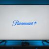Uma televisão exibe o logo da plataforma Paramount+