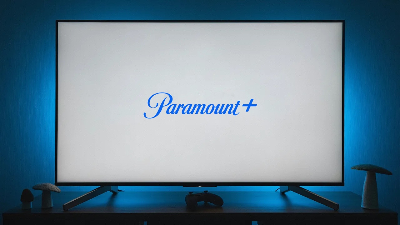 Uma televisão exibe o logo da plataforma Paramount+