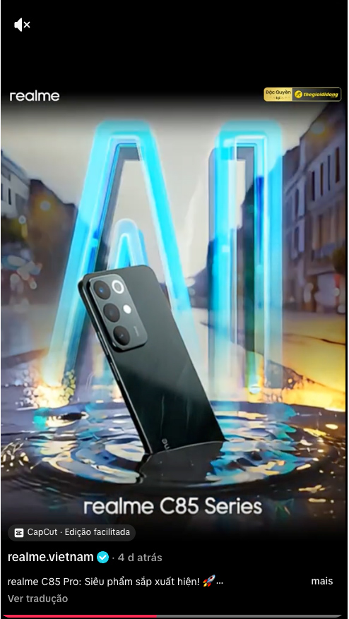 Captura de tela de um vídeo no TikTok com o Realme C85 Pro em uma poça de água. O vídeo é descrito na matéria