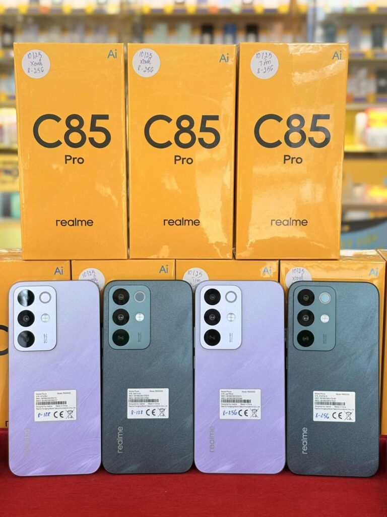 Realme C85 Pro em uma loja física nas cores violeta e verde