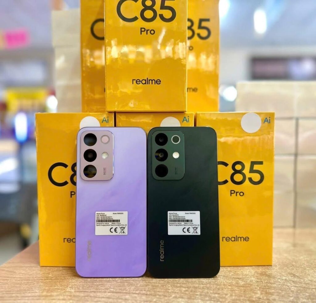 Realme C85 Pro em uma loja física nas cores violeta e verde