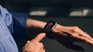 Apple Watch Series 11 com tela de monitoramento de batimentos cardíacos