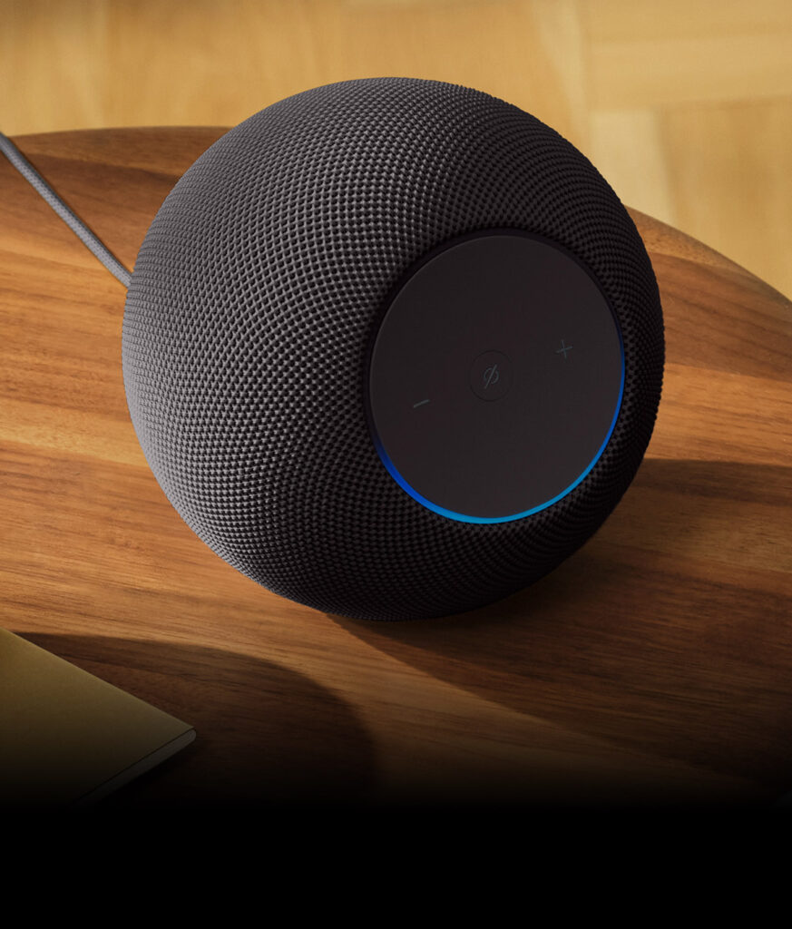 Echo Studio tem cabo e fonte de energia bivolt de 50 W na caixa