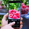 Uma pessoa tira foto de uma tijela com framboesas usando o Galaxy S25 Ultra