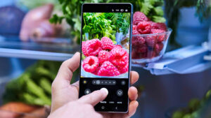 Uma pessoa tira foto de uma tijela com framboesas usando o Galaxy S25 Ultra