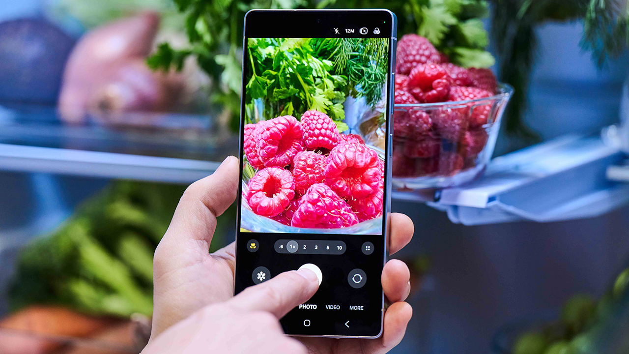 Uma pessoa tira foto de uma tijela com framboesas usando o Galaxy S25 Ultra