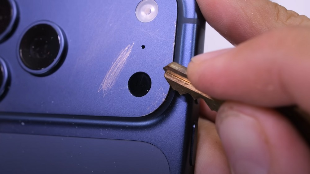 iPohne 17 Pro Max sobrevive a arranhões em boa parte da traseira, mas arestas do Plateau é mais frágil