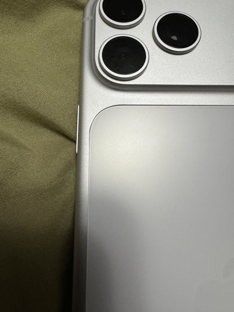 iPhone 17 Pro Max com pequeno desalinhamento entre o alumínio e o vidro na traseira