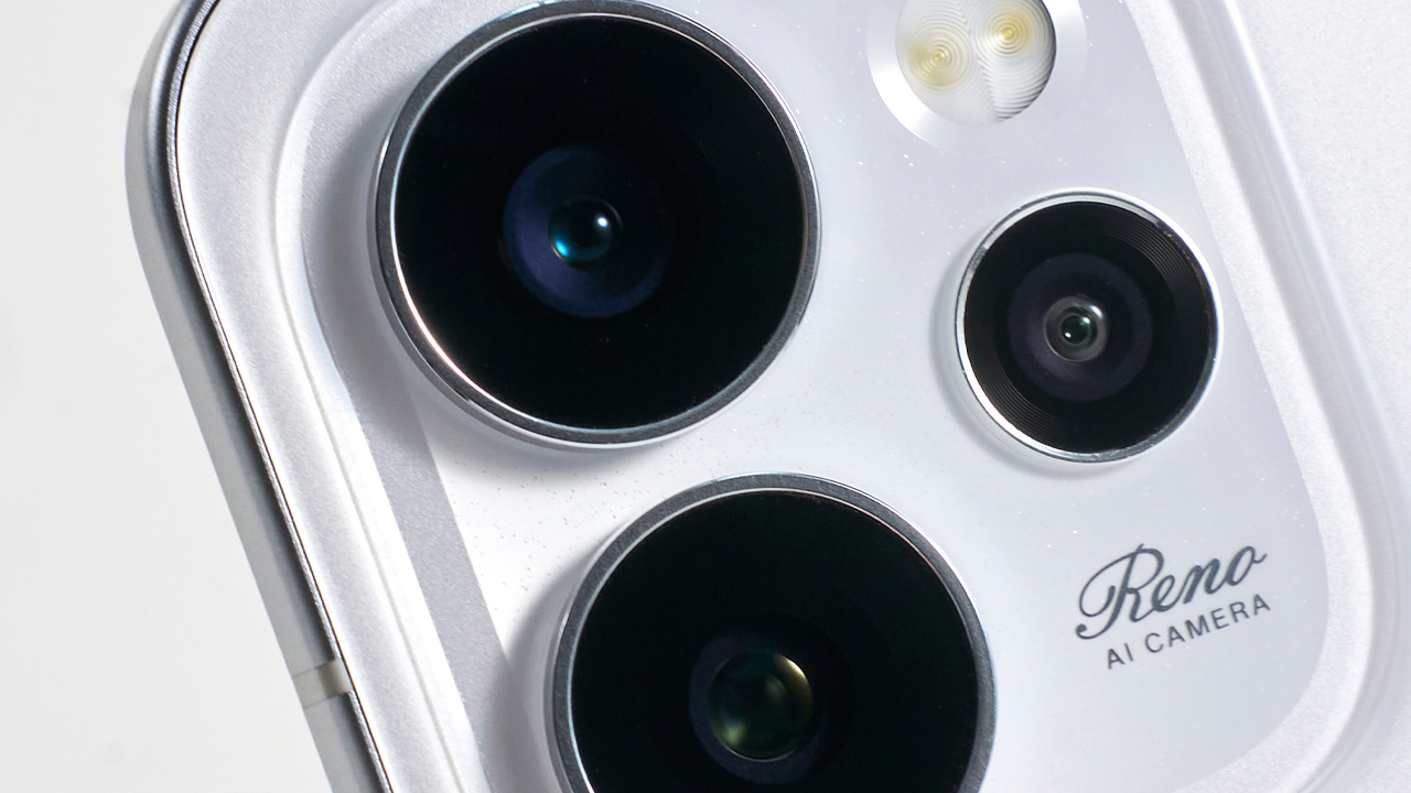 Módulo de câmeras de um celular com três lentes, flash LED e a inscrição Reno AI Camera