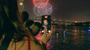 Pessoa filma fogos de artifício com o celular