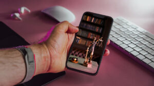 iPhone com a balança da Justiça na tela