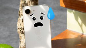 iPhone 16e com um emoji de assustado