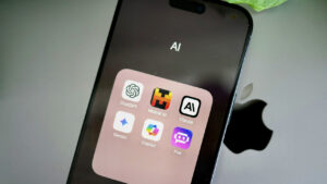 Um iPhone na pasta de IA com os apps ChatGPT, Mistral AI, Claude, Gemini, Copilot e Poe