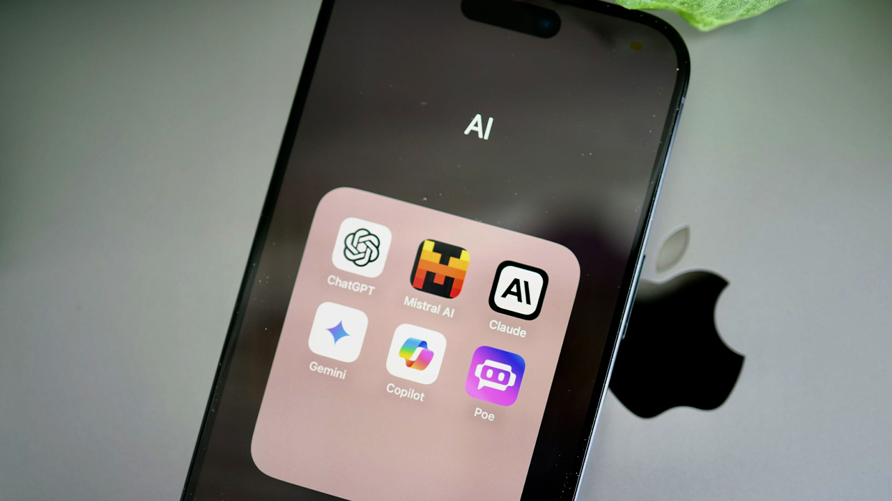 Um iPhone na pasta de IA com os apps ChatGPT, Mistral AI, Claude, Gemini, Copilot e Poe