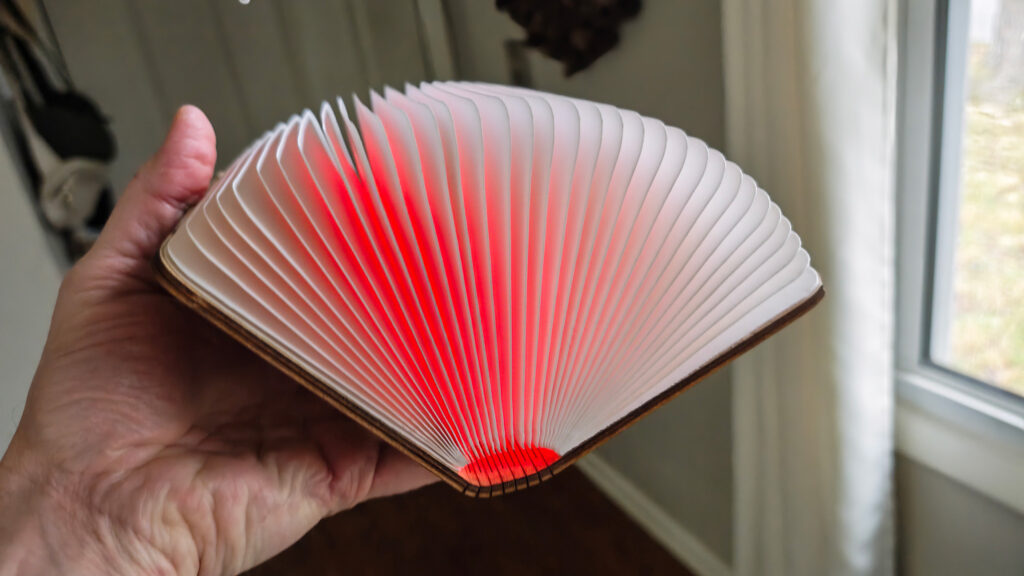 Convite se abre como um livro, mas é uma lâmpada