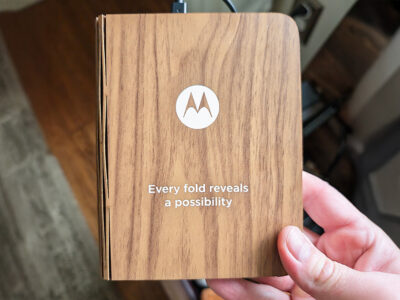 Rival do Galaxy Z Fold 7? Motorola prepara dobrável estilo livro e possível acabamento em madeira