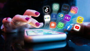 Uma pessoa usa o celular e a tela mostra alguns dos apps mais baixados em 2025