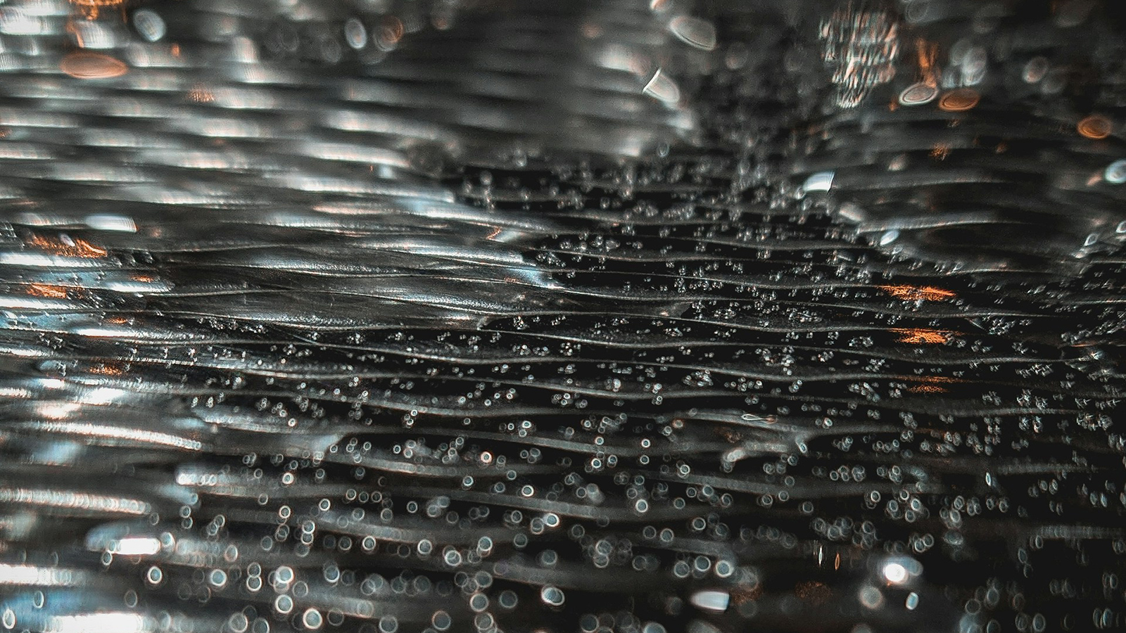 close up de gotículas de água que parece uma camada de prata